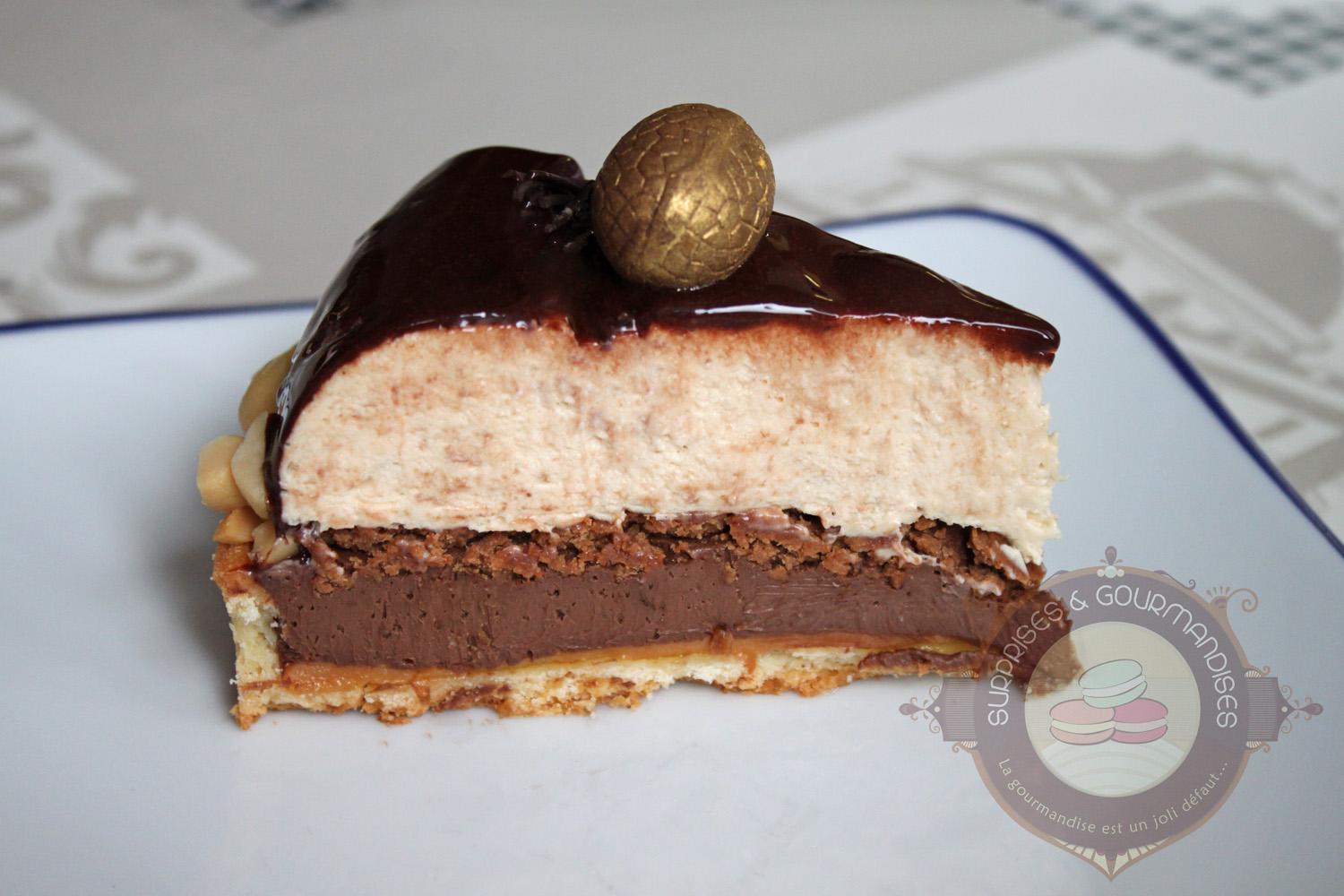 Entremets de Pâques "La poule aux œufs d'or" - chocolat, caramel et cacahuète - Surprises et Gourmandises