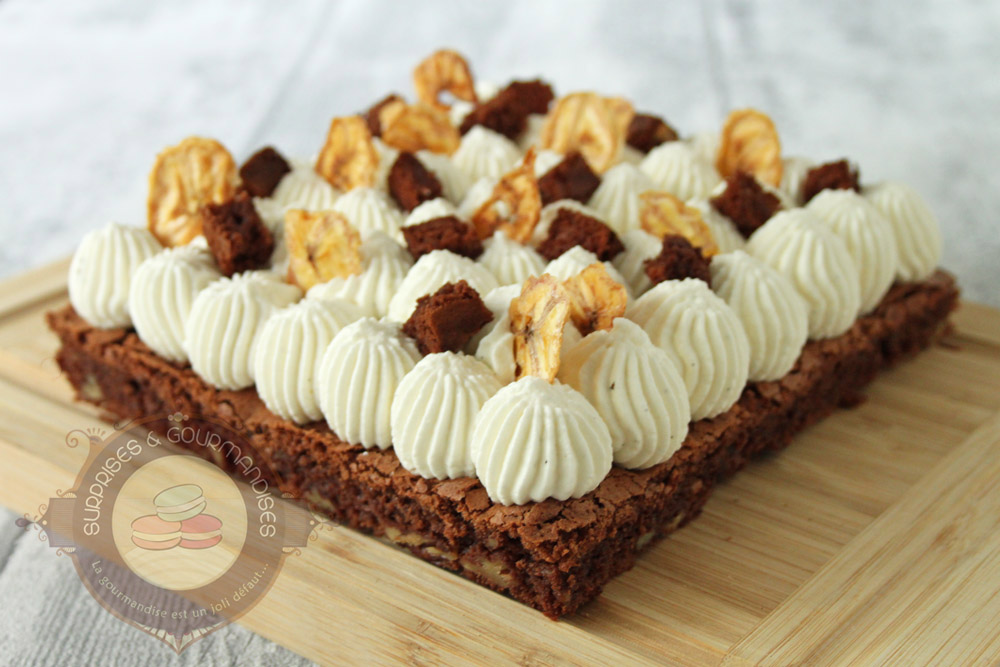 Brownie chocolat pécan, bananes caramélisées et chantilly - Surprises et Gourmandises