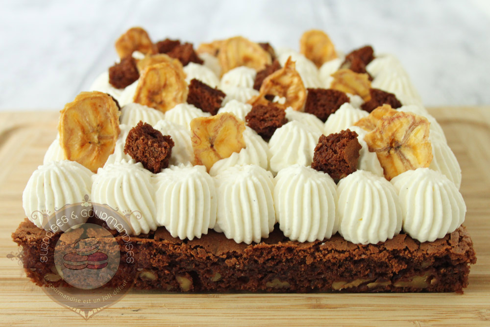 Brownie chocolat pécan, bananes caramélisées et chantilly - Surprises et Gourmandises
