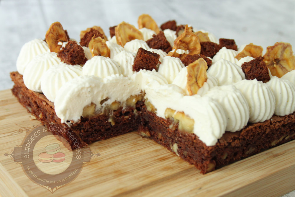 Brownie chocolat pécan, bananes caramélisées et chantilly - Surprises et Gourmandises