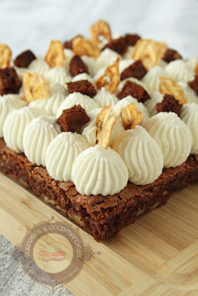 Brownie chocolat pécan, bananes caramélisées et chantilly - Surprises et Gourmandises