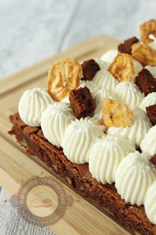 Brownie chocolat pécan, bananes caramélisées et chantilly - Surprises et Gourmandises