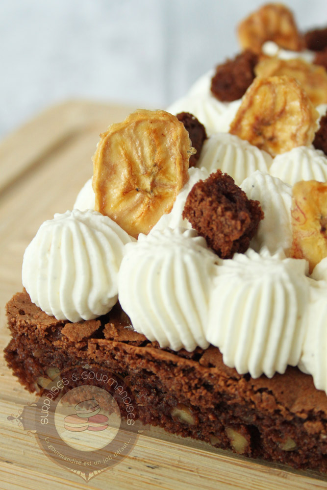 Brownie chocolat pécan, bananes caramélisées et chantilly - Surprises et Gourmandises