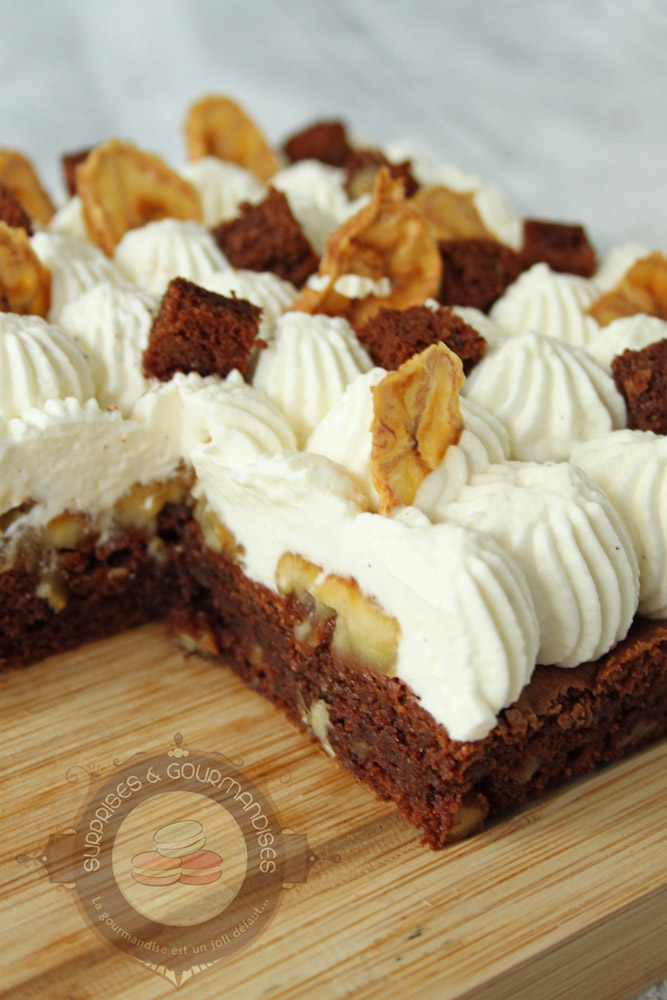 Brownie chocolat pécan, bananes caramélisées et chantilly - Surprises et Gourmandises