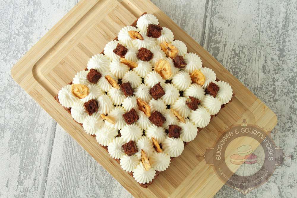 Brownie chocolat pécan, bananes caramélisées et chantilly - Surprises et Gourmandises