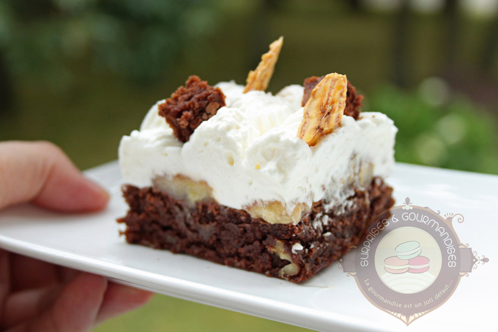 Brownie chocolat pécan, bananes caramélisées et chantilly - Surprises et Gourmandises