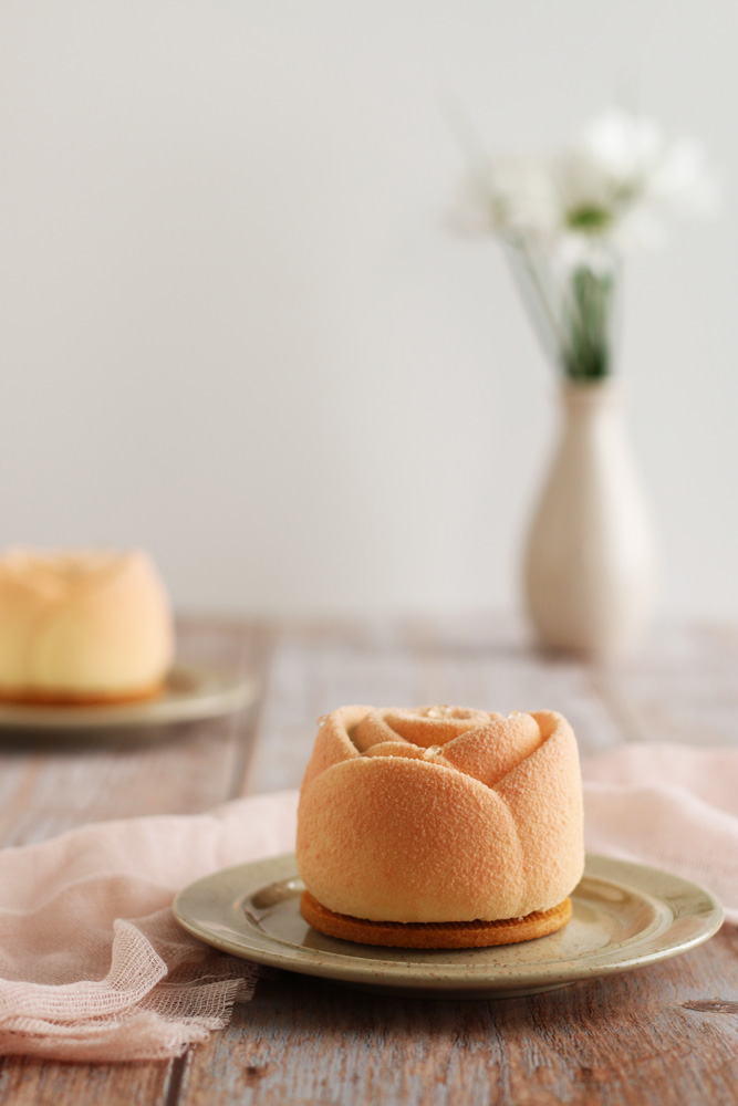 Entremets fraise, pistache et fleur d'oranger - "Fleur d'orient" - Surprises et Gourmandises