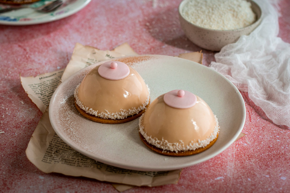 Entremets fraise, cassis et noix de coco - Les tétons de Vénus - Surprises et Gourmandises