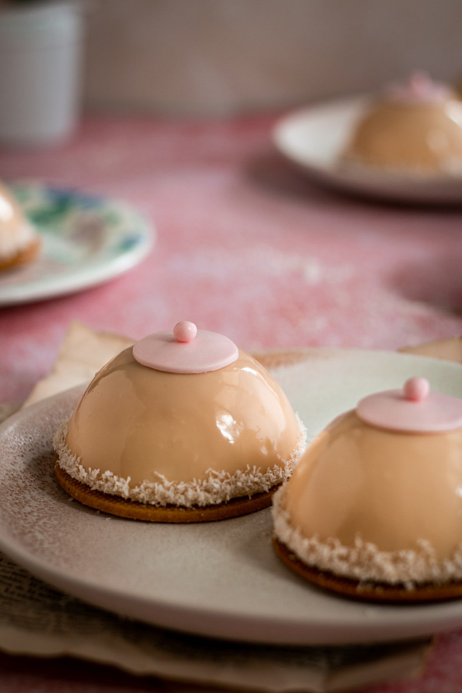 Entremets fraise, cassis et noix de coco - Les tétons de Vénus - Surprises et Gourmandises