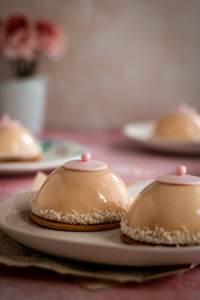 Entremets fraise, cassis et noix de coco - Les tétons de Vénus - Surprises et Gourmandises
