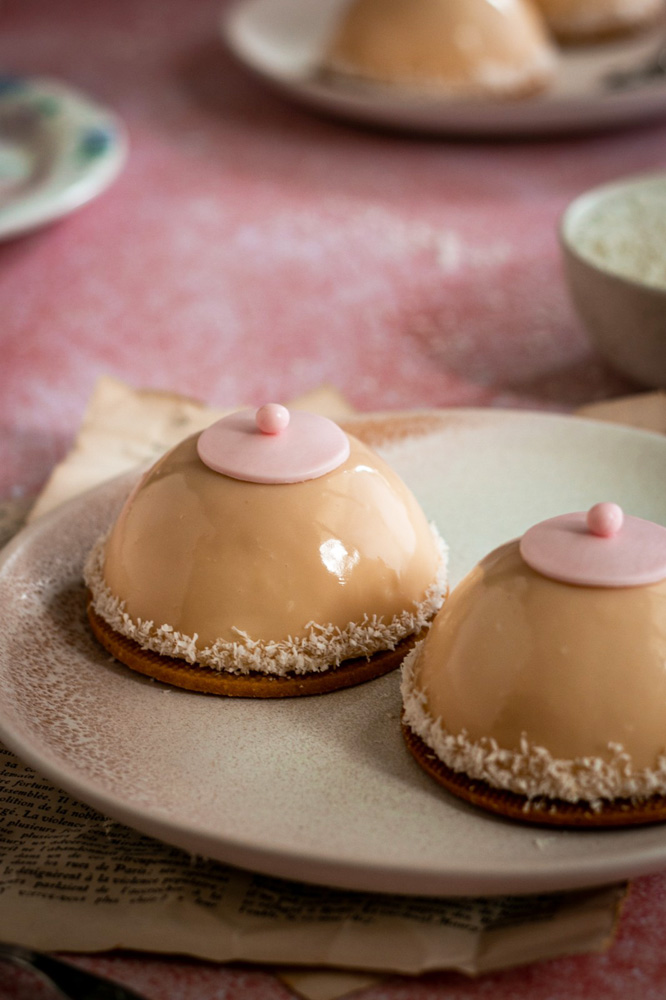 Entremets fraise, cassis et noix de coco - Les tétons de Vénus - Surprises et Gourmandises