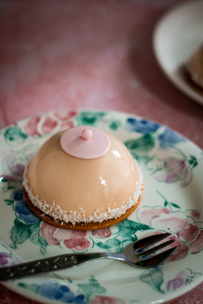 Entremets fraise, cassis et noix de coco - Les tétons de Vénus - Surprises et Gourmandises