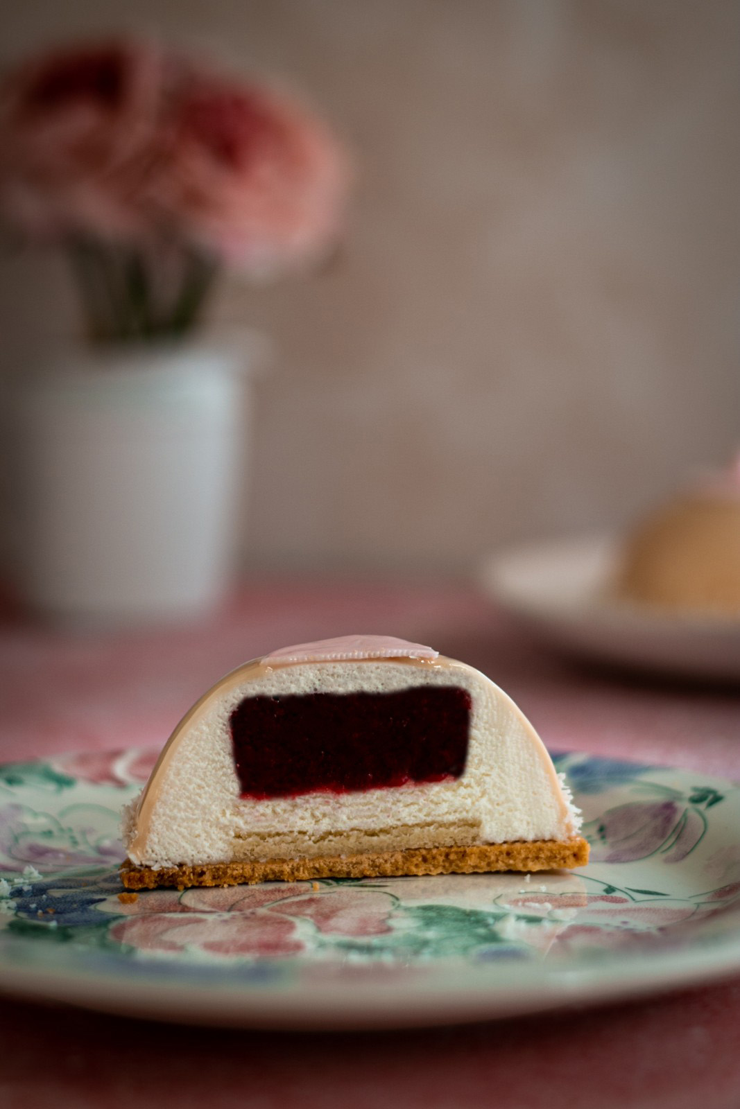 Entremets fraise, cassis et noix de coco - Les tétons de Vénus - Surprises et Gourmandises