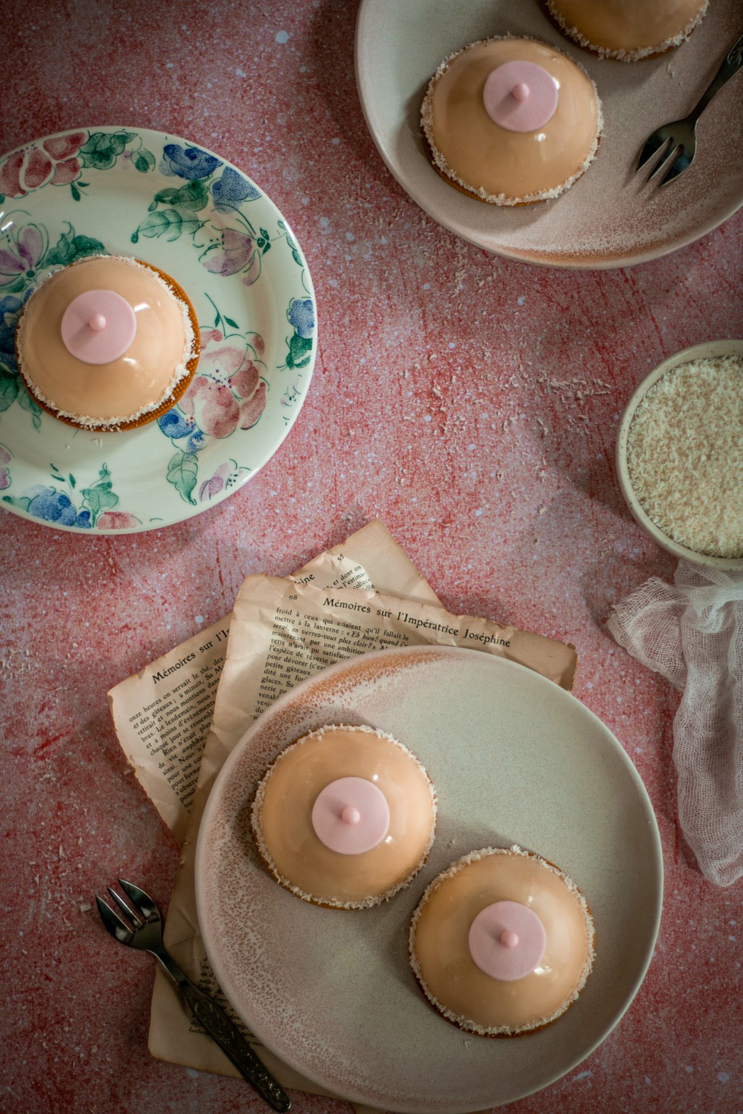 Entremets fraise, cassis et noix de coco - Les tétons de Vénus - Surprises et Gourmandises