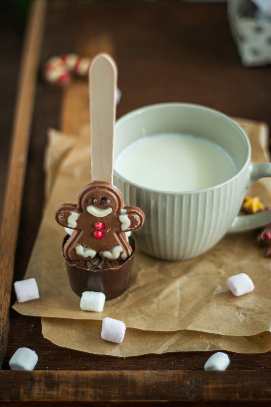 Sucettes en chocolat façon "chocolate bomb" surprises et gourmandises