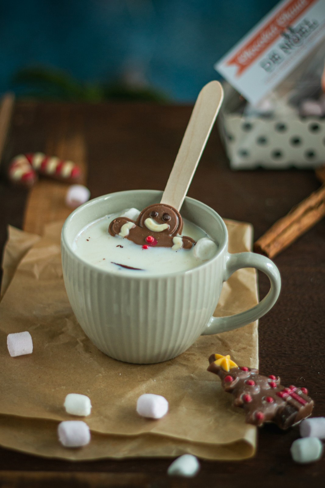 Sucettes en chocolat façon "chocolate bomb" surprises et gourmandises
